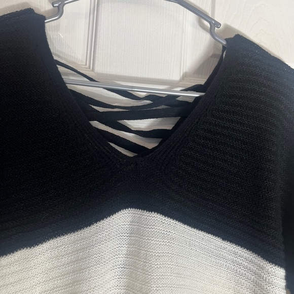 NWOT Plus Size size 3x color block vneck sweater with lace up back trendy - Picture 9 of 9